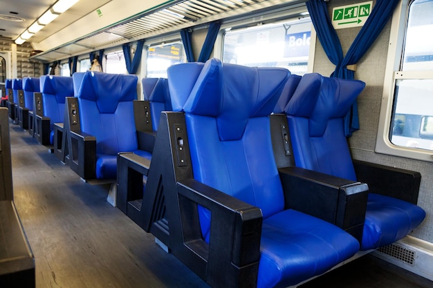 Foto asientos azules en tren