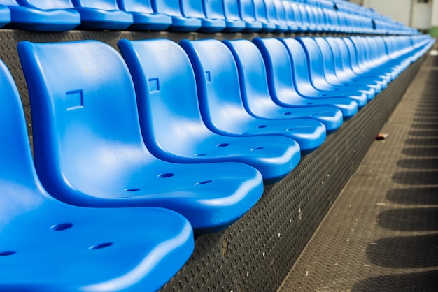 Asientos azules en la tribuna