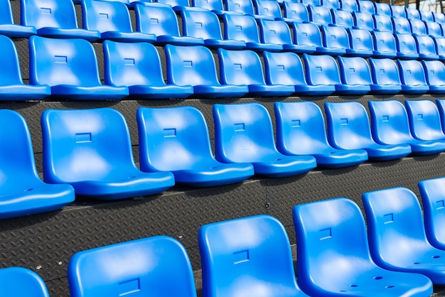 Asientos azules en la tribuna