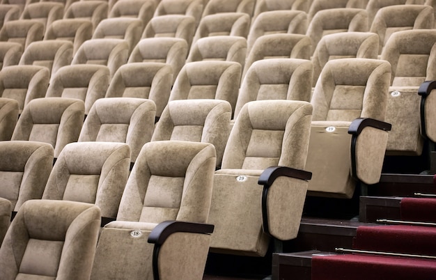 Asientos cómodos vacíos en teatro