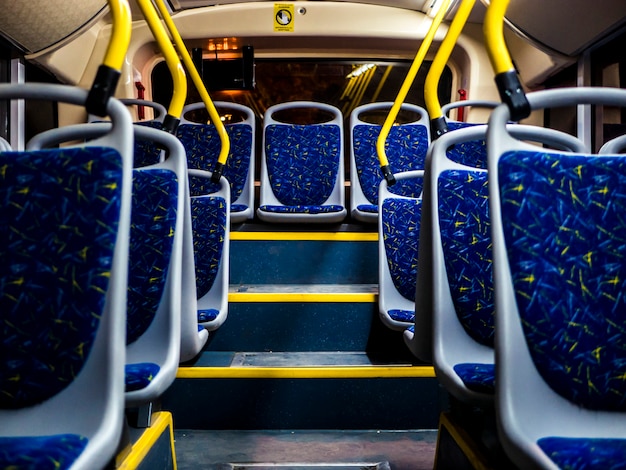 Foto asientos interiores nocturnos del bus nocturno que van en la ciudad