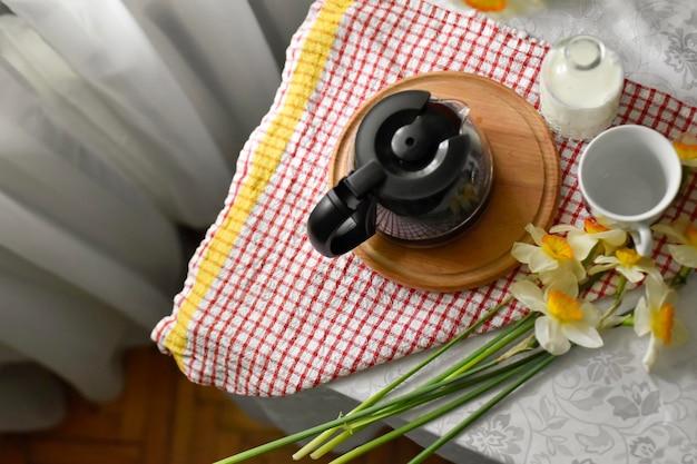 Asientos de mesa de desayuno con taza de café y leche.