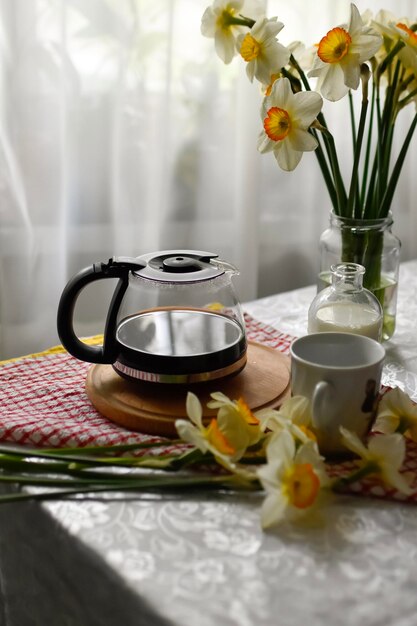 Asientos de mesa de desayuno con taza de café y leche.