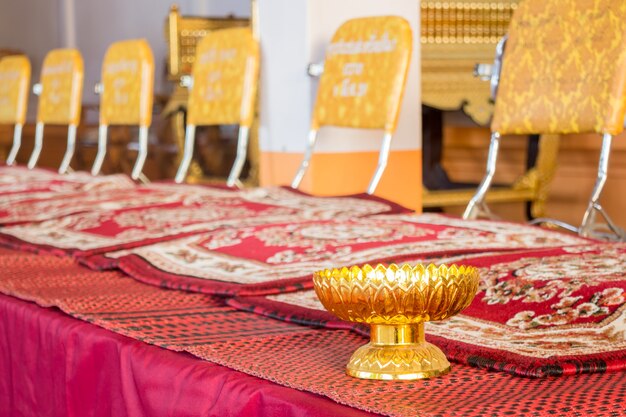 Foto asientos del monje en el templo tailandés