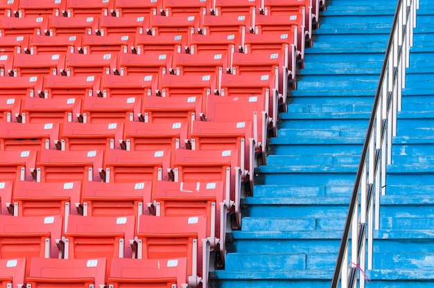 Asientos naranjas vacíos en el estadioFilas de asiento en un estadio de fútbol