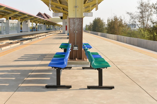 Asientos en la nueva estación de tren no hay gente khonkaen tailandia