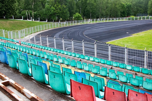 Asientos y pista de atletismo en el estadio