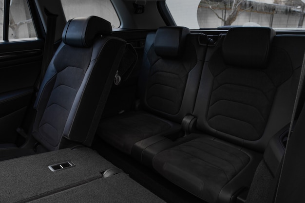 Asientos plegables y espacio de carga dentro del vehículo todoterreno. Interior del coche moderno. Baúl de coche enorme, limpio y vacío.