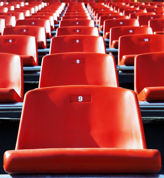 Asientos rojos del estadio