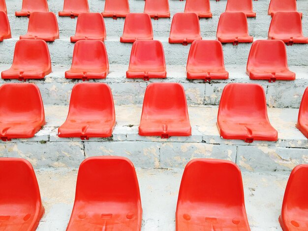 Foto asientos rojos vacíos en el estadio