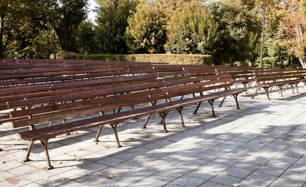 asientos de teatro de madera afuera, en el parque, en otoño