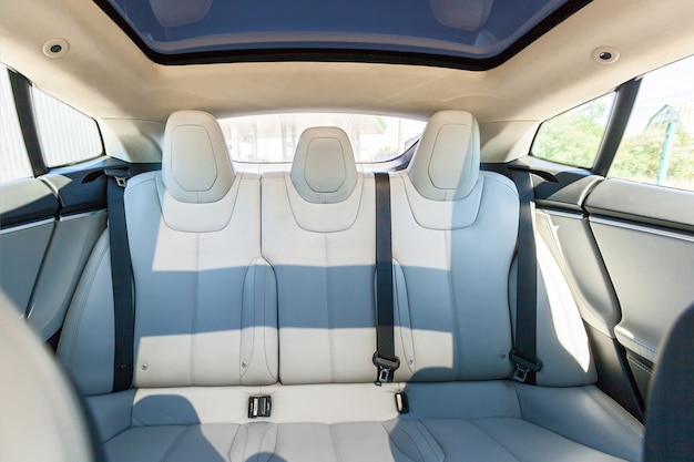 Foto asientos traseros del pasajero en un automóvil de lujo moderno, vista frontal, cuero blanco