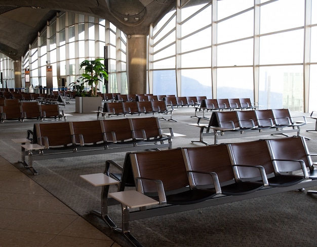 Asientos vacíos en un aeropuerto vacío