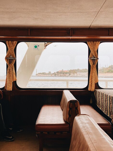 Asientos vacíos en el barco