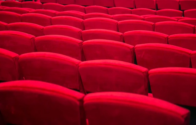 Asientos vacíos de cine o teatro rojos