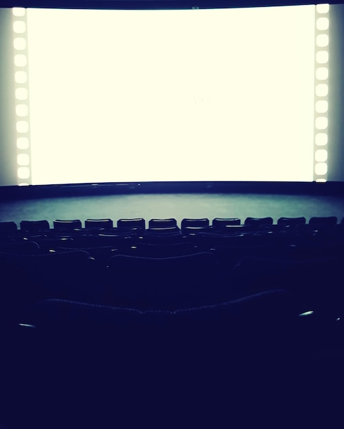 Foto asientos vacíos en el cine