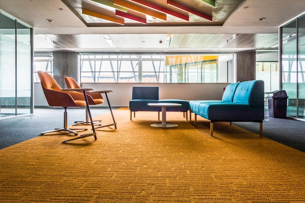 Foto asientos vacíos en el edificio de oficinas moderno