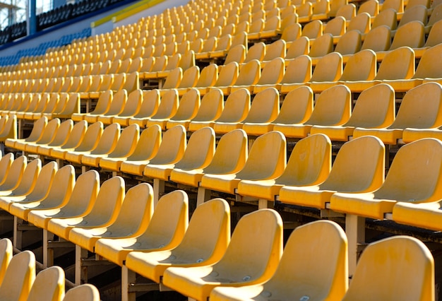 Asientos vacíos del estadio azul y amarillo