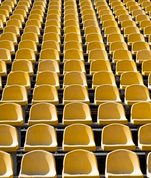 Asientos vacíos estadio moderno tribunas amarillas asientos de tribuna en estadio deportivo