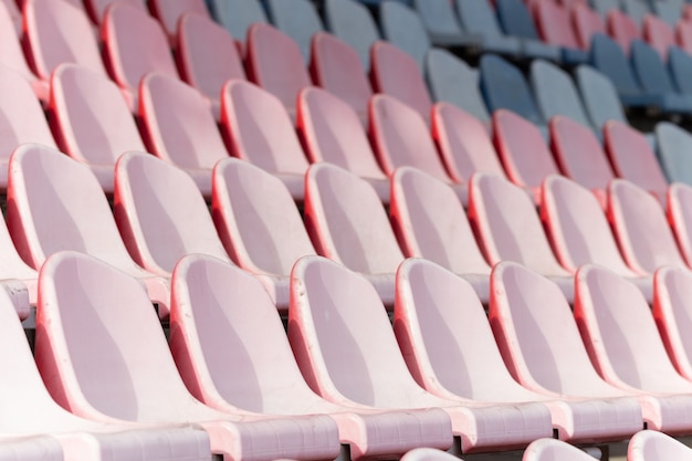 Asientos vacíos en las gradas del estadio