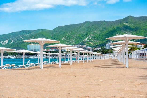 Asientos vacíos en la playa sin turistas debido a covid19 corona