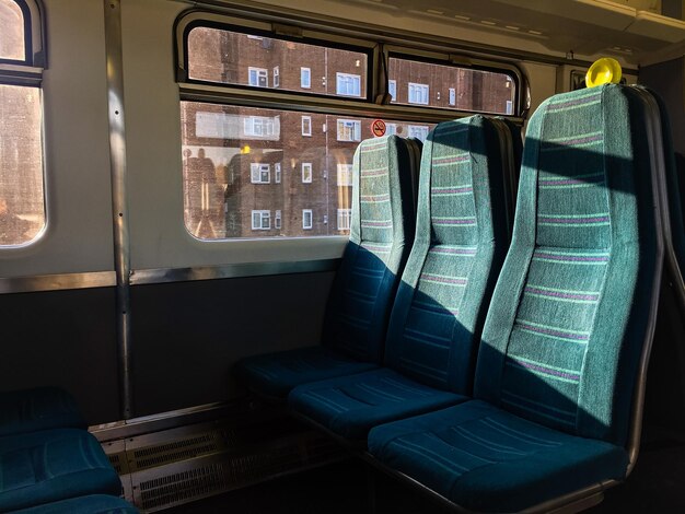 Foto asientos vacíos en el tren