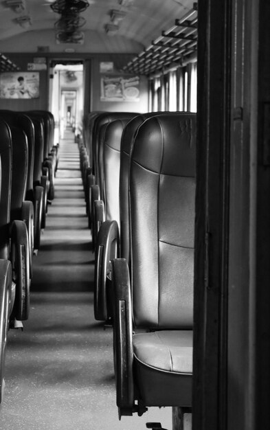 Foto asientos vacíos en el tren