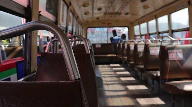 Asientos vacíos en el tren