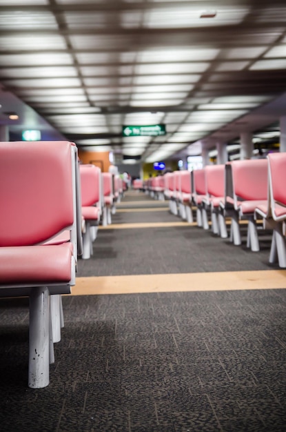 Asientos vacíos en la zona de salida del aeropuerto