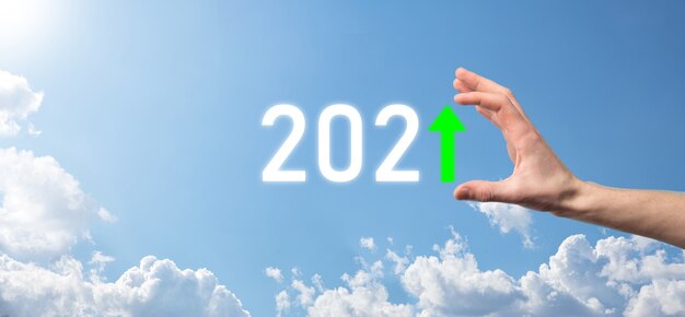 Asimiento de la mano 2021 icono positivo en la superficie del cielo