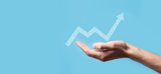 Asimiento de la mano dibujo en el gráfico de crecimiento de la pantalla, flecha del icono de crecimiento positivo. Apuntando al gráfico de negocios creativos con flechas hacia arriba. Concepto de crecimiento financiero, empresarial.