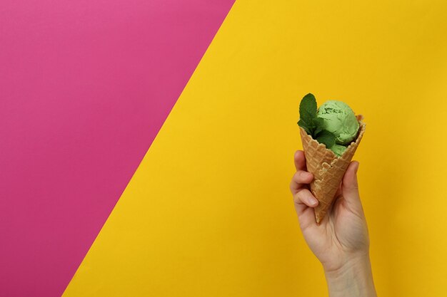 Asimiento de la mano femenina helado de menta en dos tonos