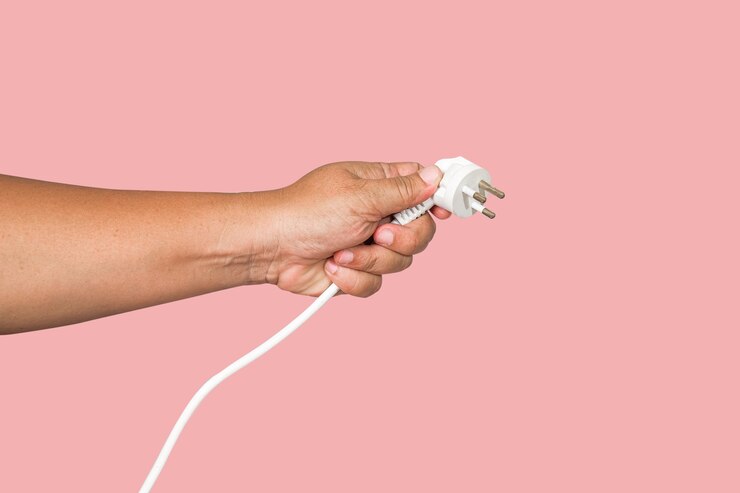 Asimiento de la mano línea eléctrica