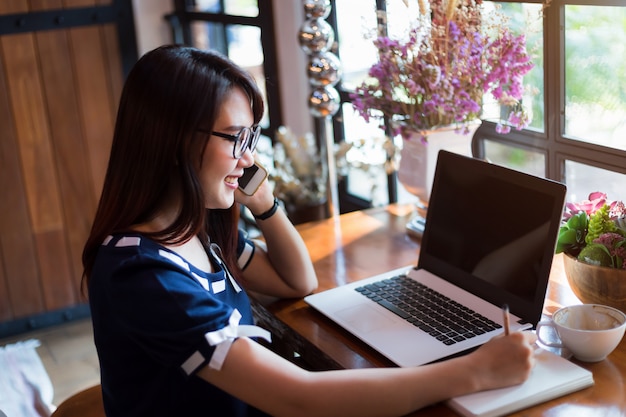 Asimiento de mujer asiática de negocios recoger Smartphone