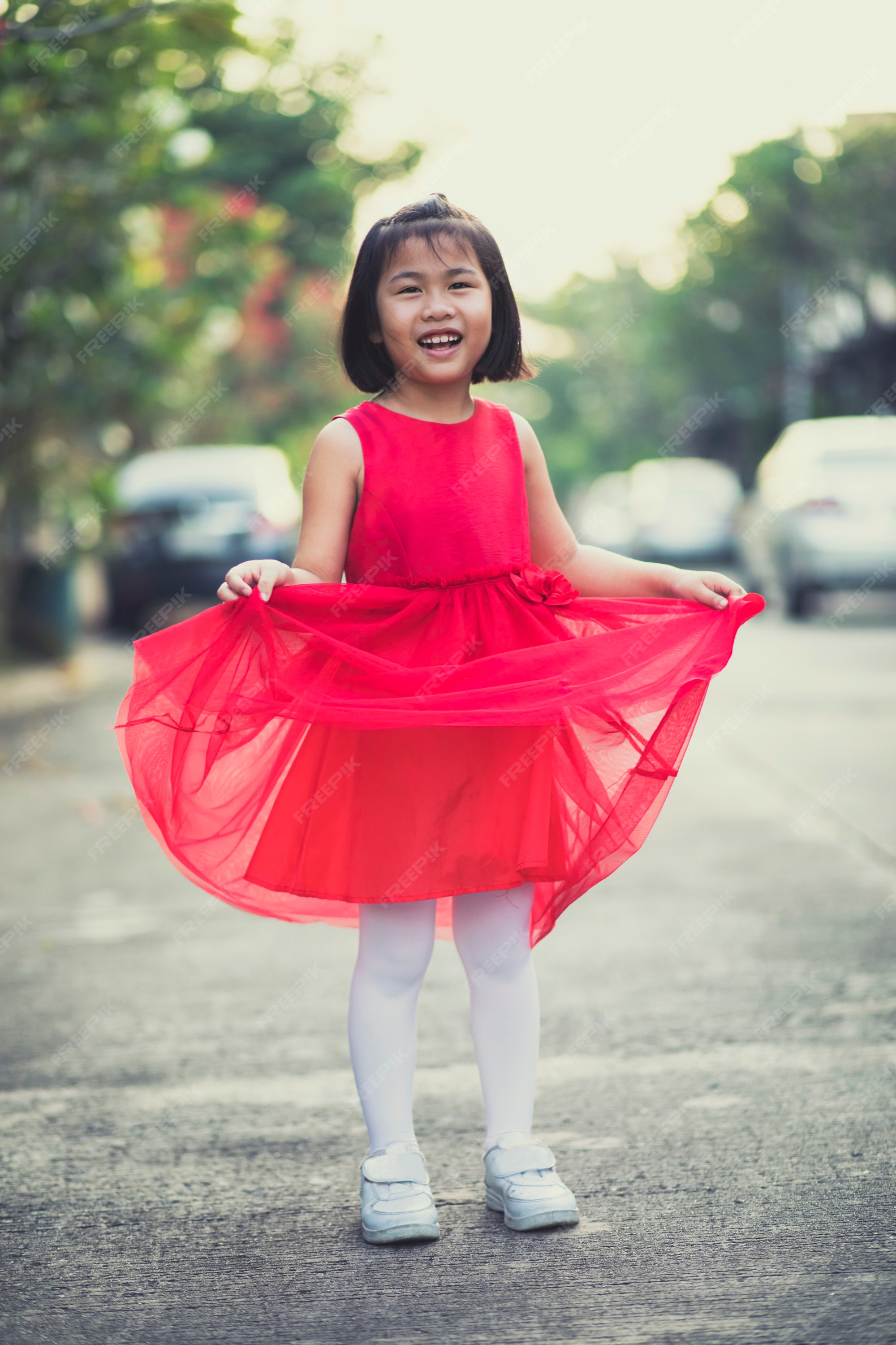 Asina niños niña vistiendo falda roja vestido sonriente cara felicidad | Foto Premium