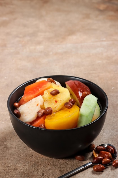 Asinan Buah Bogor é picles de frutas feito de frutas frescas fatiadas em sopa vermelha doce, azeda e picante.