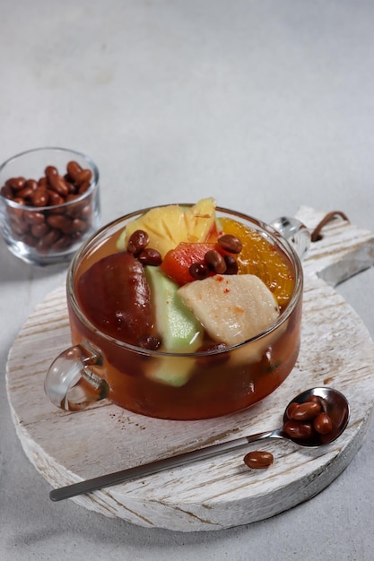 Asinan Buah Bogor es un encurtido de frutas hecho de frutas frescas en rodajas en una sopa roja agridulce y picante.