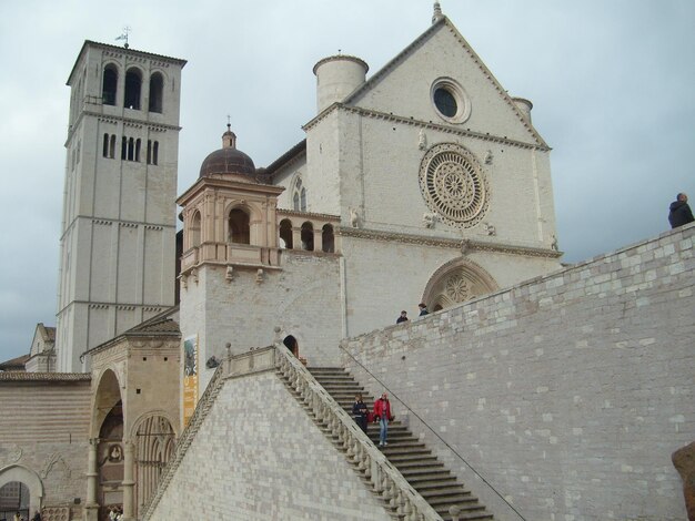 Asís Italia 1 de diciembre de 2007 Edificios antiguos cerca de la Iglesia de San Francesco en Asís El principal templo de la orden franciscana en Umbría Escaleras y paredes de piedra blanca Atracción turística