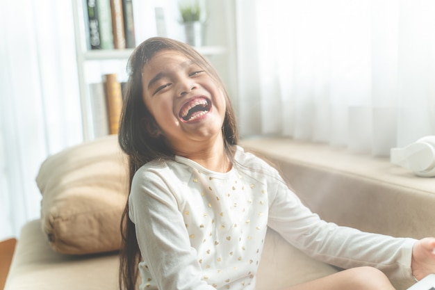 asisn Kinder, die Spaß im Haus haben