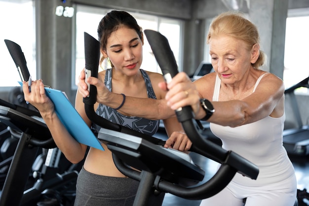 Asistencia sanitaria: Entrenadora deportiva de fisioterapia con su cliente en fitness.