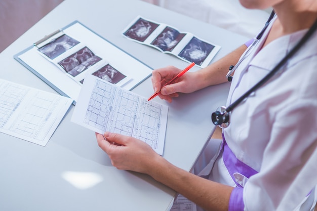 Asistencia sanitaria y medicina. Diagnóstico y tratamiento de la enfermedad.