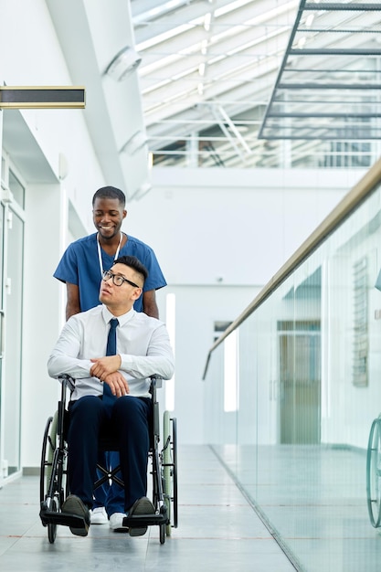Asistencia en silla de ruedas en clínica