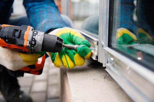 El asistente se dedica a la instalación de trabajos de reparación de ventanas.