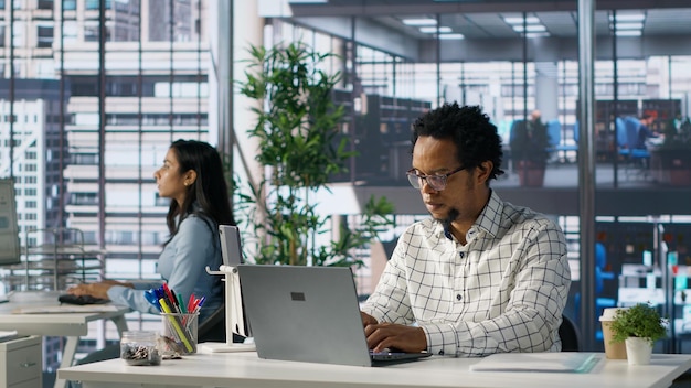 Asistente ejecutivo en una compañía multinacional trabajando en el próximo gran proyecto de negocios