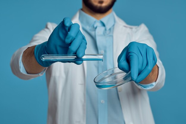 Foto asistente de laboratorio con un delantal blanco analiza diagnósticos