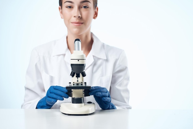 Asistente de laboratorio femenino biotecnología microscopio de investigación científica
