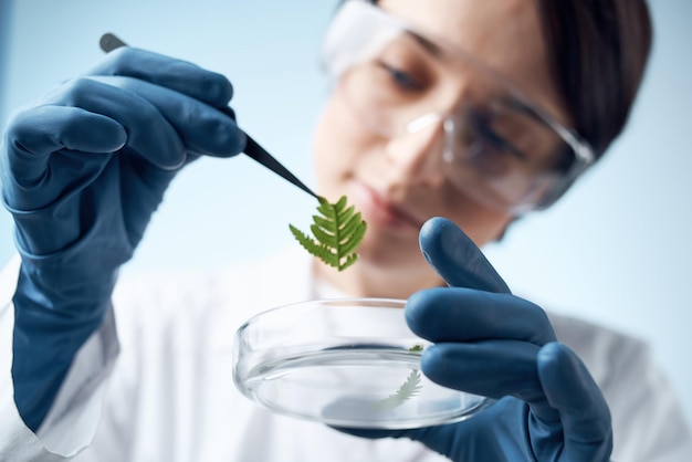 Asistente de laboratorio femenino investigación ciencia medicina biotecnología