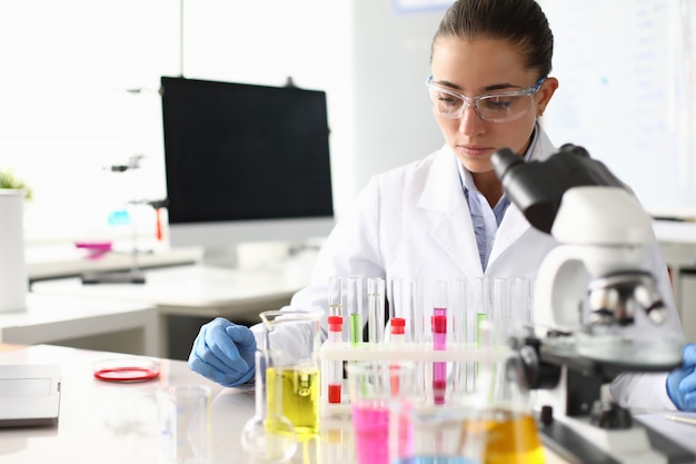 Foto asistente de laboratorio haciendo análisis químicos