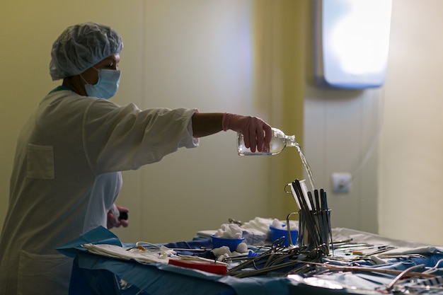 El asistente del médico ayuda al cirujano durante la operación.