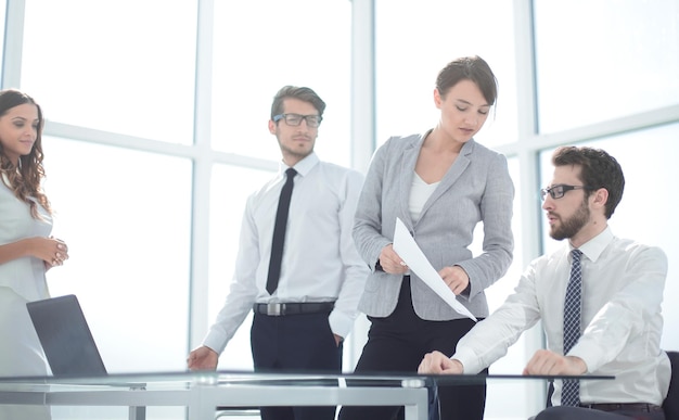 El asistente muestra la oficina de papel de trabajo del jefe los días de semana